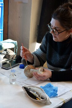 Intervention de stabilisation d'une verrerie archéologique par la restauratrice Elodie Abadie-Berger