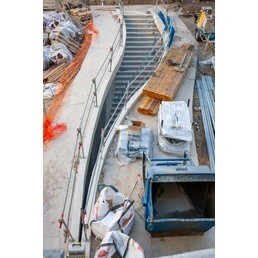 La Faille, escalier d'entrée depuis la cour