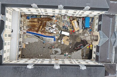 Vue aérienne de la cour d'honneur ©Airndrone